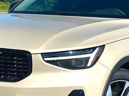 Sand Dune Metallic 2026 Volvo XC40 Ultra, B5 AWD Gas (mild hybrid), Dark