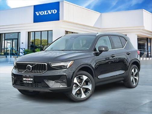 2025 Volvo XC40 B5 Plus Bright Theme