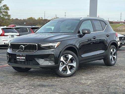 2025 Volvo XC40 B5 Plus Bright Theme
