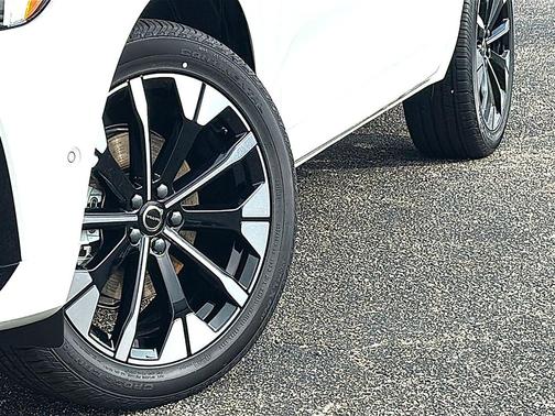 Crystal White Metallic 2026 Volvo XC60 B5 Plus