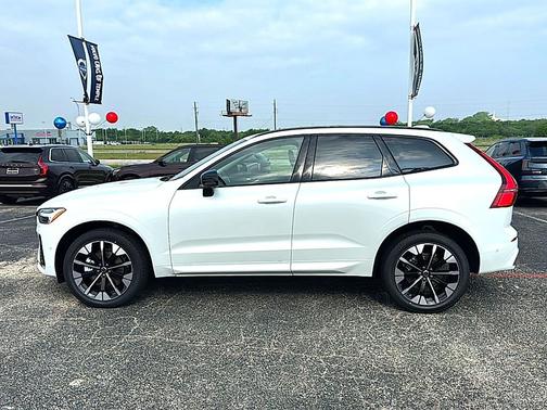 Crystal White Metallic 2026 Volvo XC60 B5 Plus