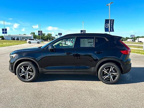Onyx Black 2026 Volvo XC40 Core, B4 FWD Gas (mild hybrid), Dark