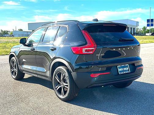 Onyx Black 2026 Volvo XC40 Core, B4 FWD Gas (mild hybrid), Dark