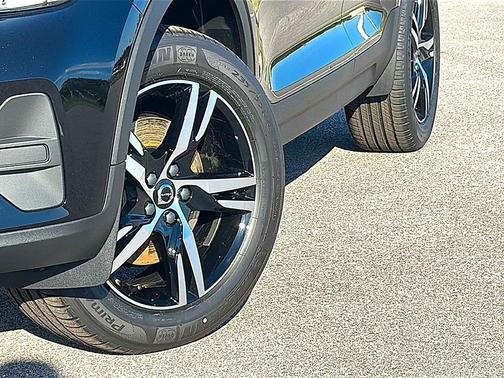 Onyx Black 2026 Volvo XC40 Core, B4 FWD Gas (mild hybrid), Dark