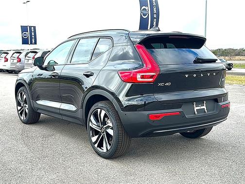 2026 Volvo XC40 Plus, B5 AWD Gas (mild hybrid), Dark