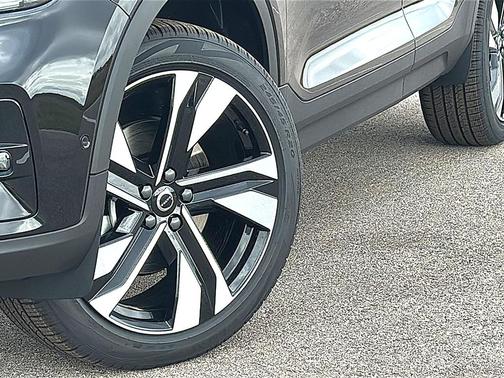 2026 Volvo XC40 Plus, B5 AWD Gas (mild hybrid), Dark