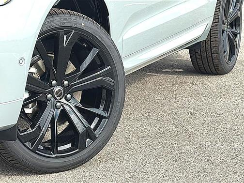 2026 Volvo XC60 B5 Ultra Black Edition