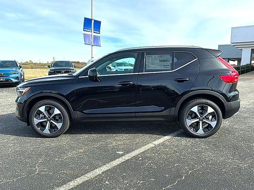 2025 Volvo XC40 B5 Core Bright Theme