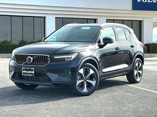 2025 Volvo XC40 B5 Core Bright Theme