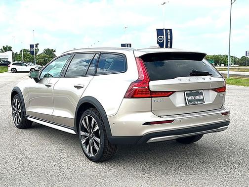 Bright Dusk Metallic 2026 Volvo V60 Cross Country Ultra, B5 AWD Gas (mild hybrid)