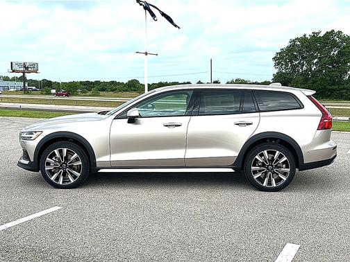 Bright Dusk Metallic 2026 Volvo V60 Cross Country Ultra, B5 AWD Gas (mild hybrid)