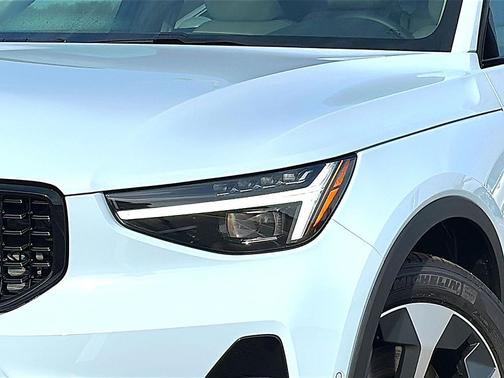 2026 Volvo XC40 Plus, B5 AWD Gas (mild hybrid), Dark