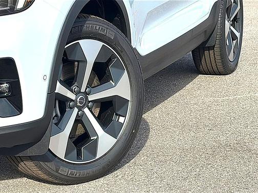 2026 Volvo XC40 Plus, B5 AWD Gas (mild hybrid), Dark