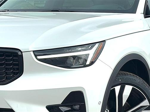 2026 Volvo XC40 Plus, B5 AWD Gas (mild hybrid), Dark