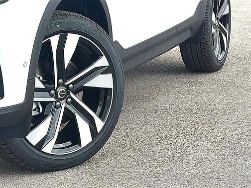 2026 Volvo XC40 Plus, B5 AWD Gas (mild hybrid), Dark