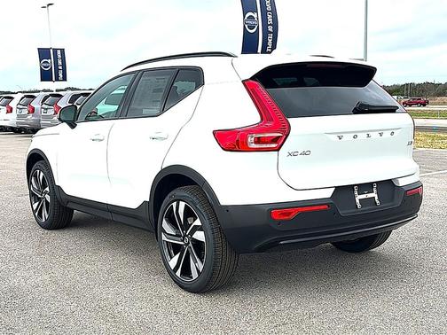 2026 Volvo XC40 Plus, B5 AWD Gas (mild hybrid), Dark
