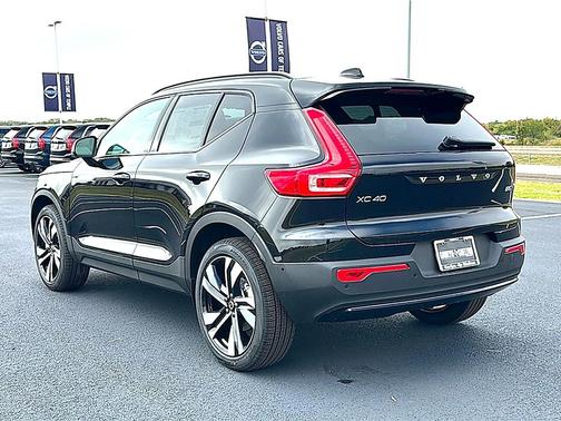 Onyx Black 2026 Volvo XC40 Ultra, B5 AWD Gas (mild hybrid), Dark