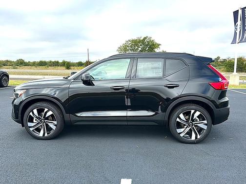 Onyx Black 2026 Volvo XC40 Ultra, B5 AWD Gas (mild hybrid), Dark