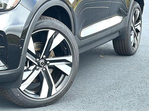 Onyx Black 2026 Volvo XC40 Ultra, B5 AWD Gas (mild hybrid), Dark