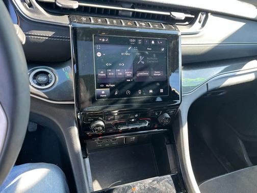 Diamond Black Crystal Pearlcoat 2023 Jeep Grand Cherokee L Altitude