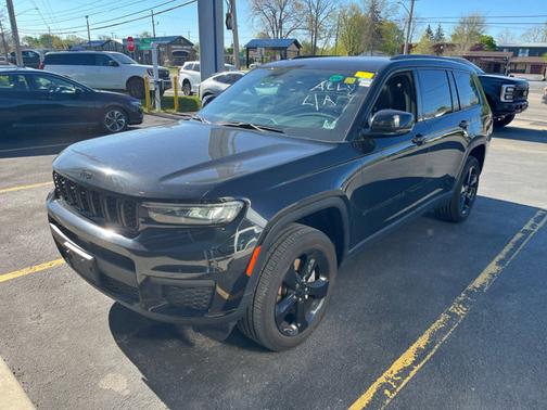 Diamond Black Crystal Pearlcoat 2023 Jeep Grand Cherokee L Altitude
