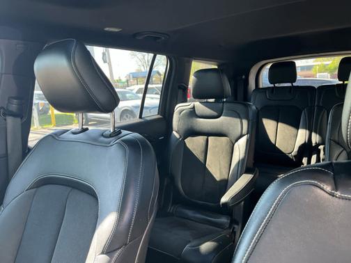 Diamond Black Crystal Pearlcoat 2023 Jeep Grand Cherokee L Altitude