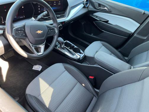 Mosaic Black Metallic 2024 Chevrolet Trax LT