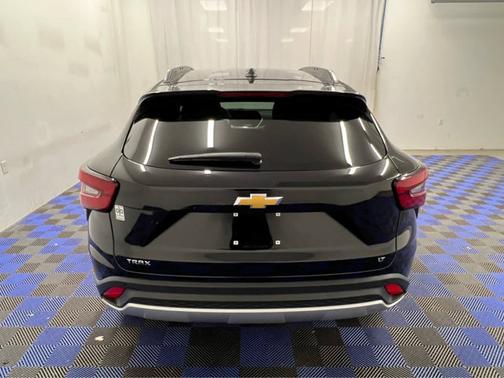 Mosaic Black Metallic 2024 Chevrolet Trax LT