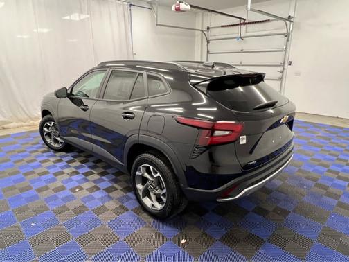 Mosaic Black Metallic 2024 Chevrolet Trax LT