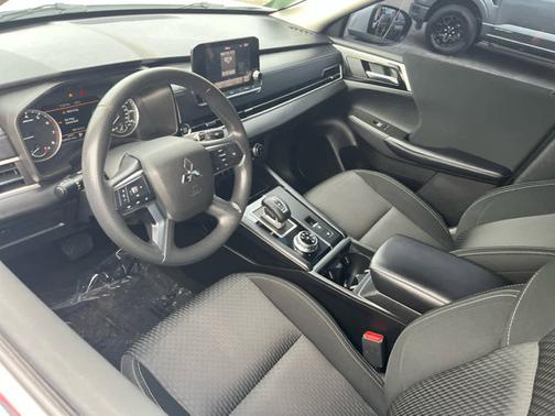 2022 Mitsubishi Outlander ES