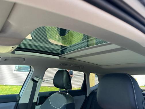 Pure White 2023 Volkswagen Taos SE
