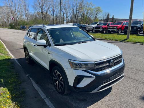 Pure White 2023 Volkswagen Taos SE