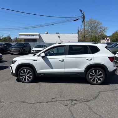 Pure White 2023 Volkswagen Taos SE