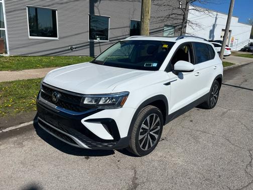 Pure White 2023 Volkswagen Taos SE