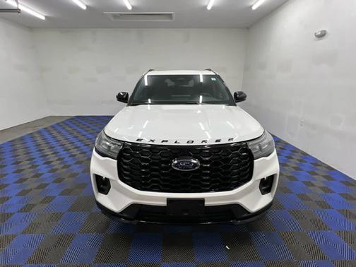 Star White Metallic Tri-Coat 2026 Ford Explorer ST-Line