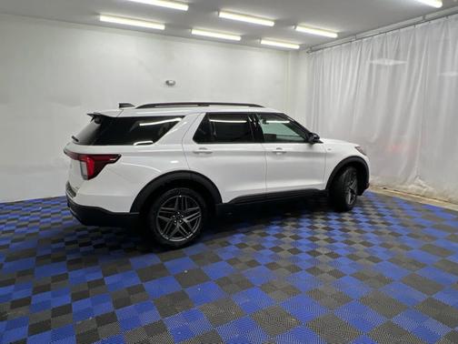 Star White Metallic Tri-Coat 2026 Ford Explorer ST-Line