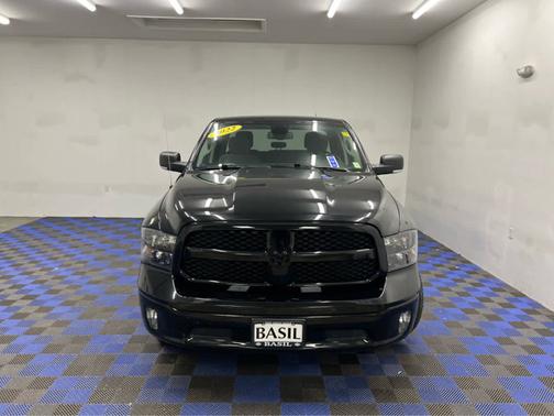 Diamond Black Crystal Pearlcoat 2022 RAM 1500 SLT