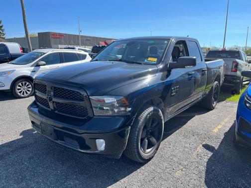 Diamond Black Crystal Pearlcoat 2022 RAM 1500 SLT