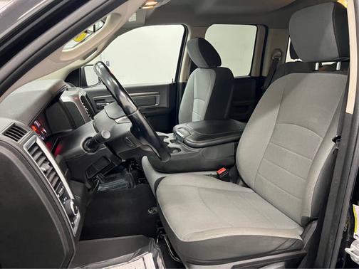 Diamond Black Crystal Pearlcoat 2022 RAM 1500 SLT
