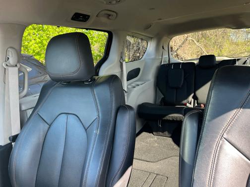 Velvet Red Pearlcoat 2020 Chrysler Pacifica Touring L