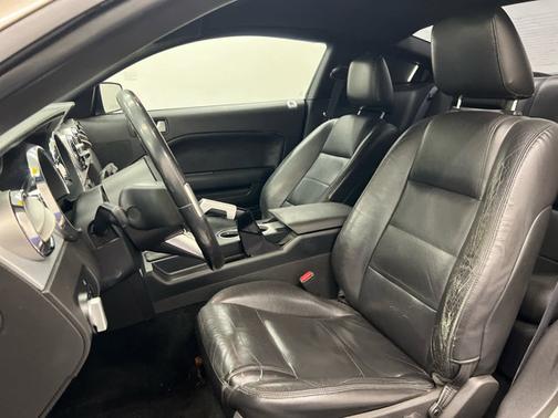 2005 Ford Mustang Deluxe