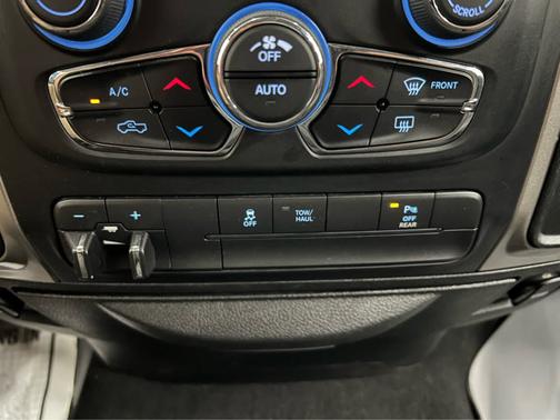 Diamond Black Crystal Pearlcoat 2019 RAM 1500 Classic Warlock