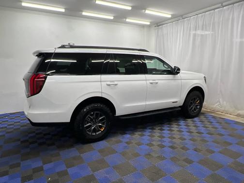 Star White Metallic Tri-Coat 2026 Ford Expedition Tremor