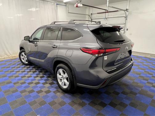 Magnetic Gray Metallic 2023 Toyota Highlander LE