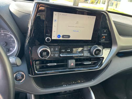 Magnetic Gray Metallic 2023 Toyota Highlander LE