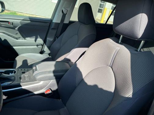 Magnetic Gray Metallic 2023 Toyota Highlander LE