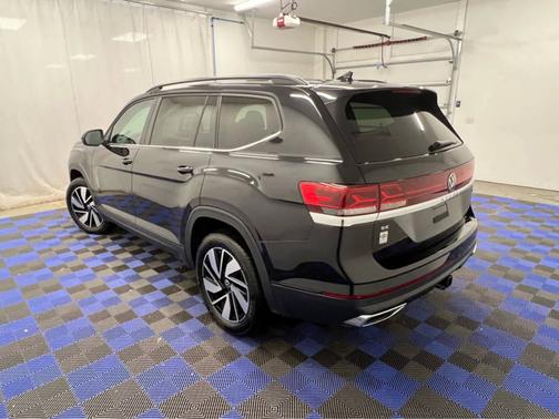 Deep Black Pearl 2025 Volkswagen Atlas 2.0T SE w/Technology