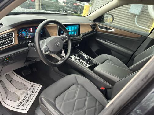 Deep Black Pearl 2025 Volkswagen Atlas 2.0T SE w/Technology