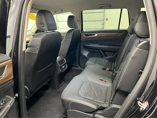 Deep Black Pearl 2025 Volkswagen Atlas 2.0T SE w/Technology