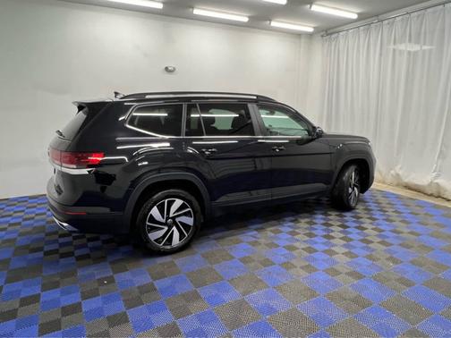 Deep Black Pearl 2025 Volkswagen Atlas 2.0T SE w/Technology